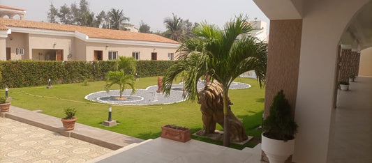 VILLA À VENDRE À BAGUIDA – VUE MER, PISCINE ET 08 LOTS