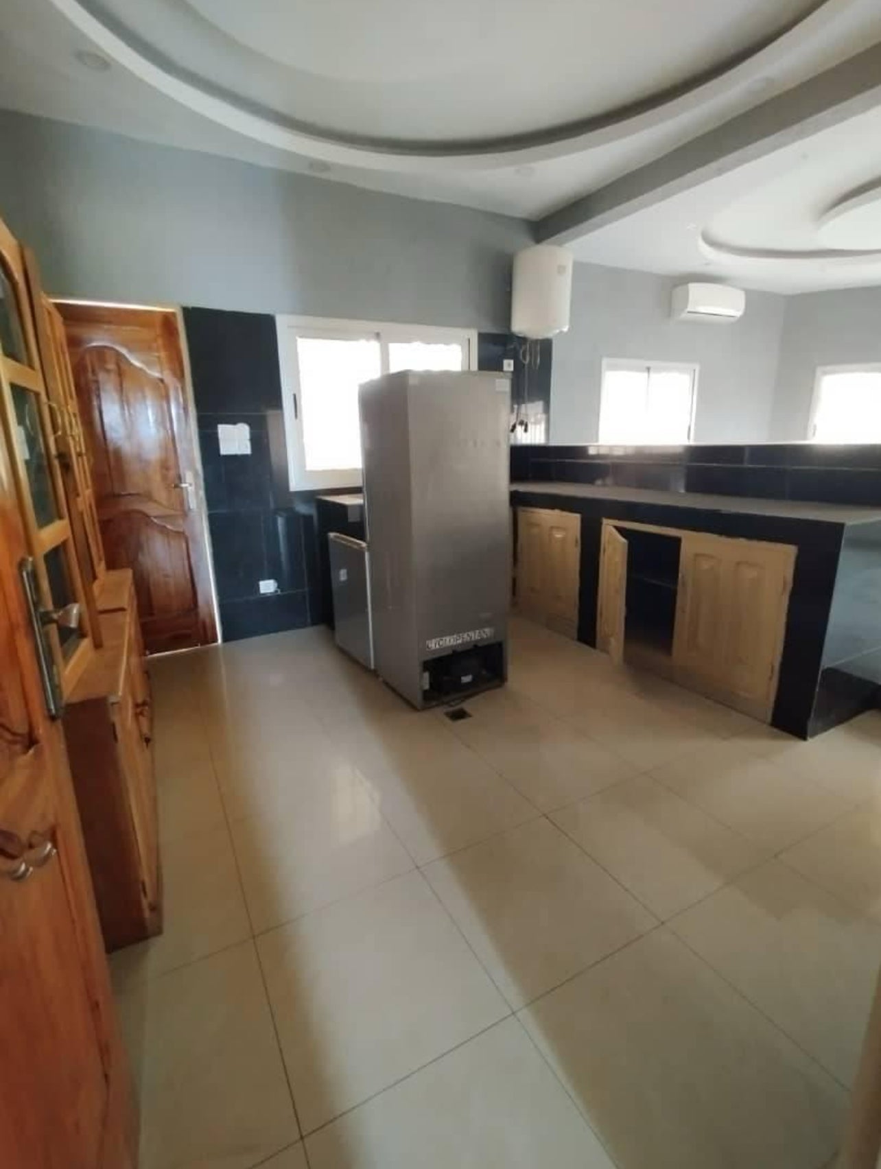 À LOUER – VILLA DUPLEX 6 PIÈCES (4 CHAMBRES, 2 SALONS) AVEC JARDIN À AGOÈ MINAMADOU