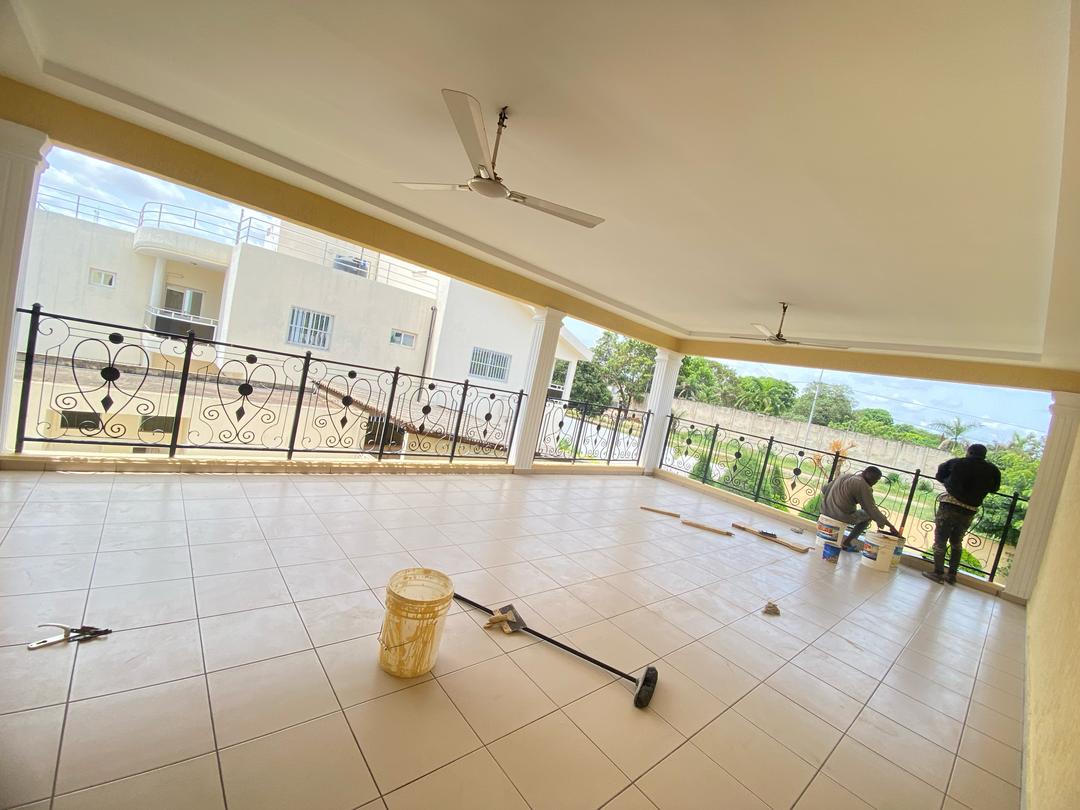 UNE VILLA À LOUER DANS LA CITÉ OUA (5 CHAMBRES, 3 DÉPENDANCES, PISCINE)