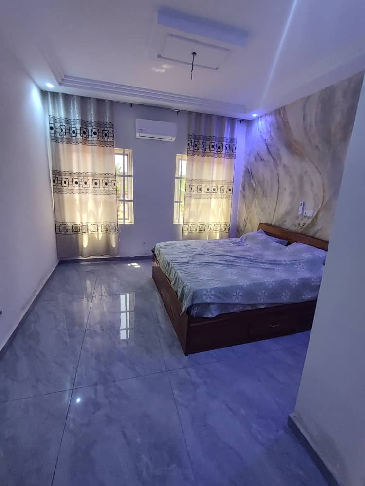 VILLA TRIPLEX MEUBLÉE À LOUER À ATTIEGOU (7 CHAMBRES, PISCINE, TERRAIN DE BASKETBALL)