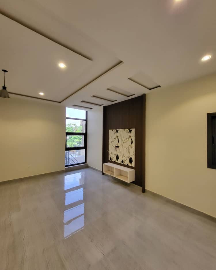 À VENDRE – VILLA DUPLEX DE 9 PIÈCES À STADE DE KEGUÉ (150 MILLIONS)