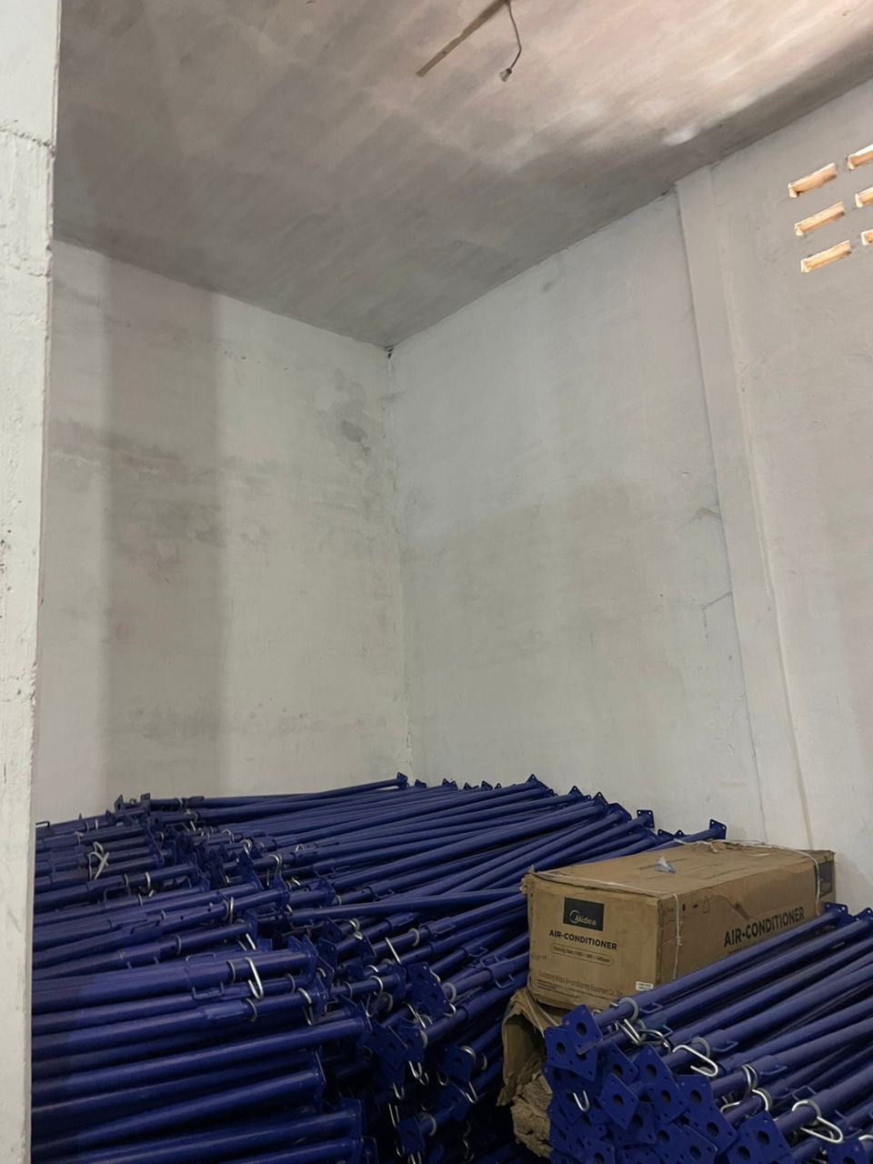 GRAND ENTREPOT À VENDRE À COLOMBE DE LA PAIX – LOMÉ CENTRE – 600 M² – BORDURE DE ROUTE – TITRE FONCIER DISPONIBLE