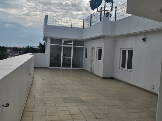 À LOUER – MAISON TRIPLEX DE 10 PIÈCES À NYÉKONAKPOÉ, BORD DU GOUDRON
Prix : 1.000.000 FCFA / mois