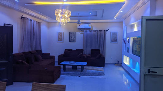 À LOUER – APPARTEMENT MEUBLÉ DE 4 PIÈCES AVEC GARAGE PRIVÉ À ADIDOGOMÉ