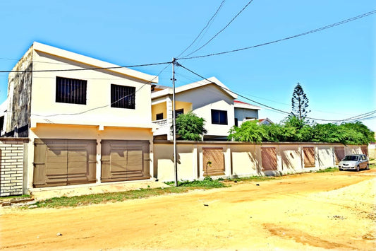 À VENDRE – Villa 14 pièces en angle de rue à Kpogan | 900 m² en bordure du goudron | 200 millions FCFA