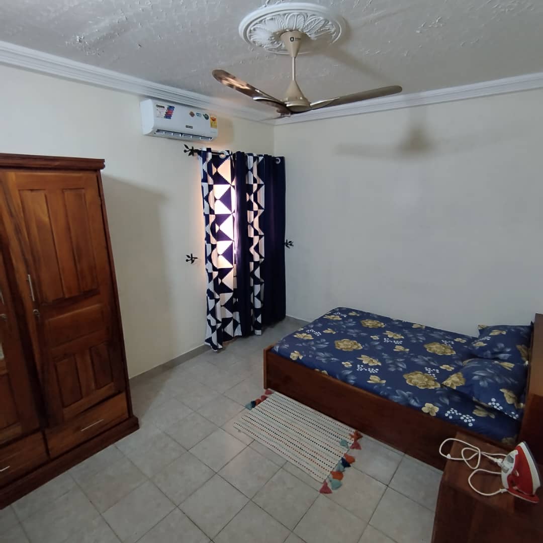 À LOUER – VILLA MEUBLÉE DE 4 PIÈCES AVEC JARDIN À AGOÈ CACAVELI – 500.000F CFA/MOIS