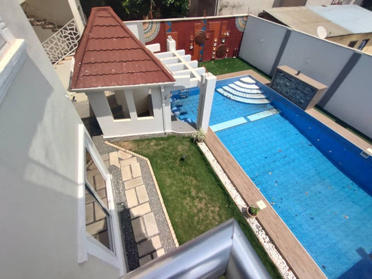 VILLA TRIPLEX MEUBLÉE À LOUER À ATTIEGOU (7 CHAMBRES, PISCINE, TERRAIN DE BASKETBALL)