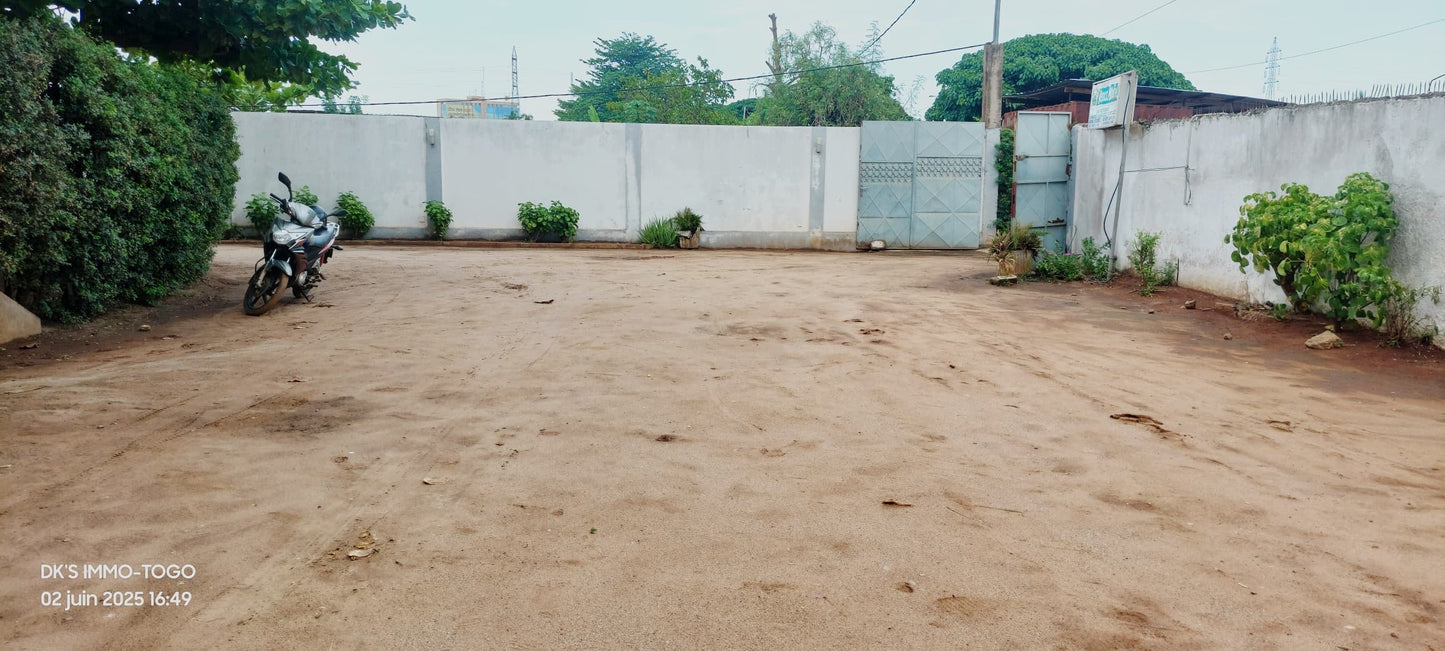 Terrain bâti de 1,5 lot à vendre à Agbalépédo – 200 millions