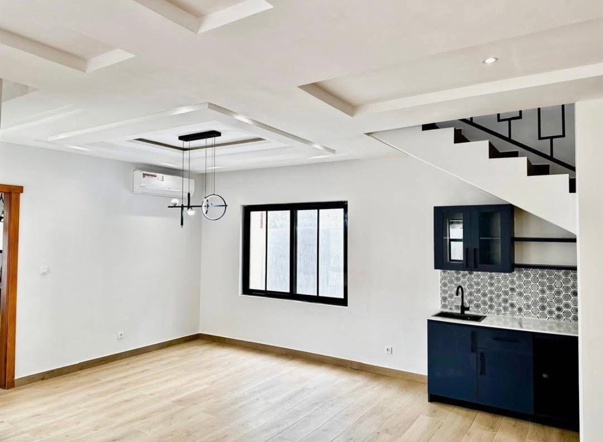 VILLA DUPLEX 5 CHAMBRES À VENDRE À AGBALÉPÉDO (150M DU GOUDRON)