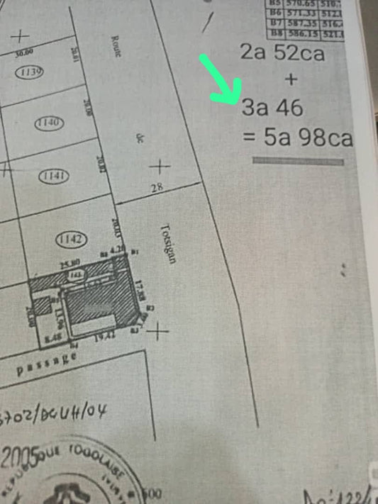 À VENDRE – DEMI CARRÉ EN BORDURE DE GOUDRON À  LOMÉ - DJIDJOLÉ