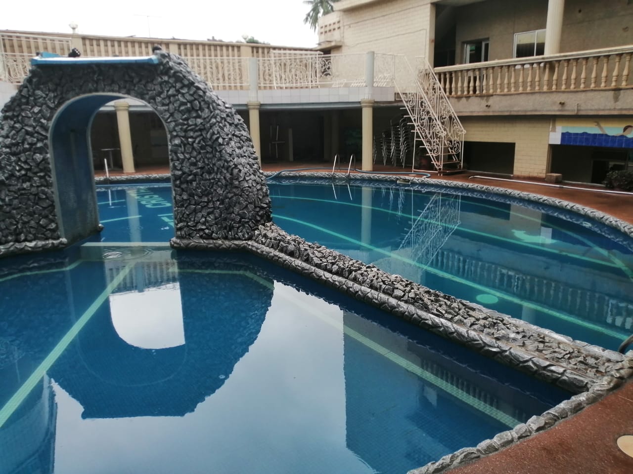 À VENDRE HÔTEL À KPALIMÉ – 7956m² DANS UN LIEU TOURISTIQUE