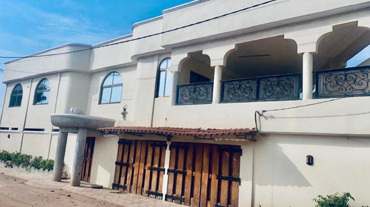 VILLA 8 PIÈCES À VENDRE À NUKAFU – 50M DU GOUDRON – ANGLE DE RUE