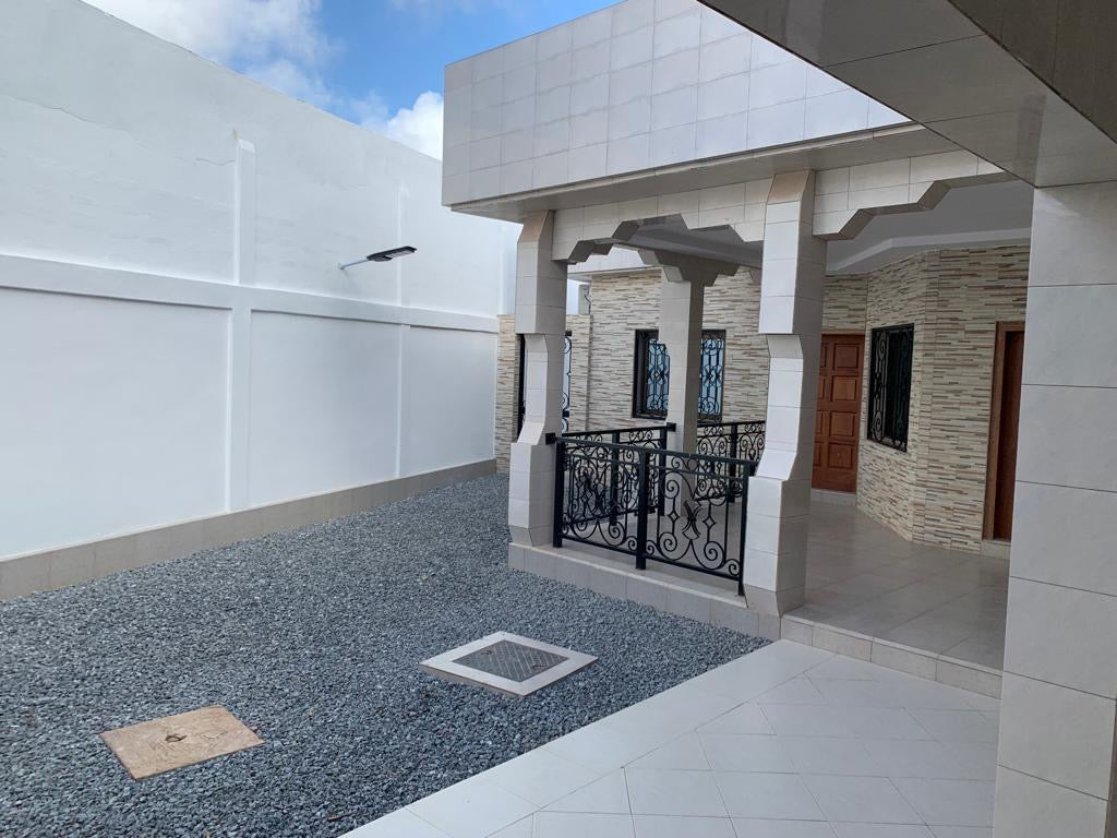 UNE VILLA À VENDRE À ADIDOGOMÉ WOGNOME À 250M DU GOUDRON - 3 CHAMBRES, 1 SALON, GARAGE