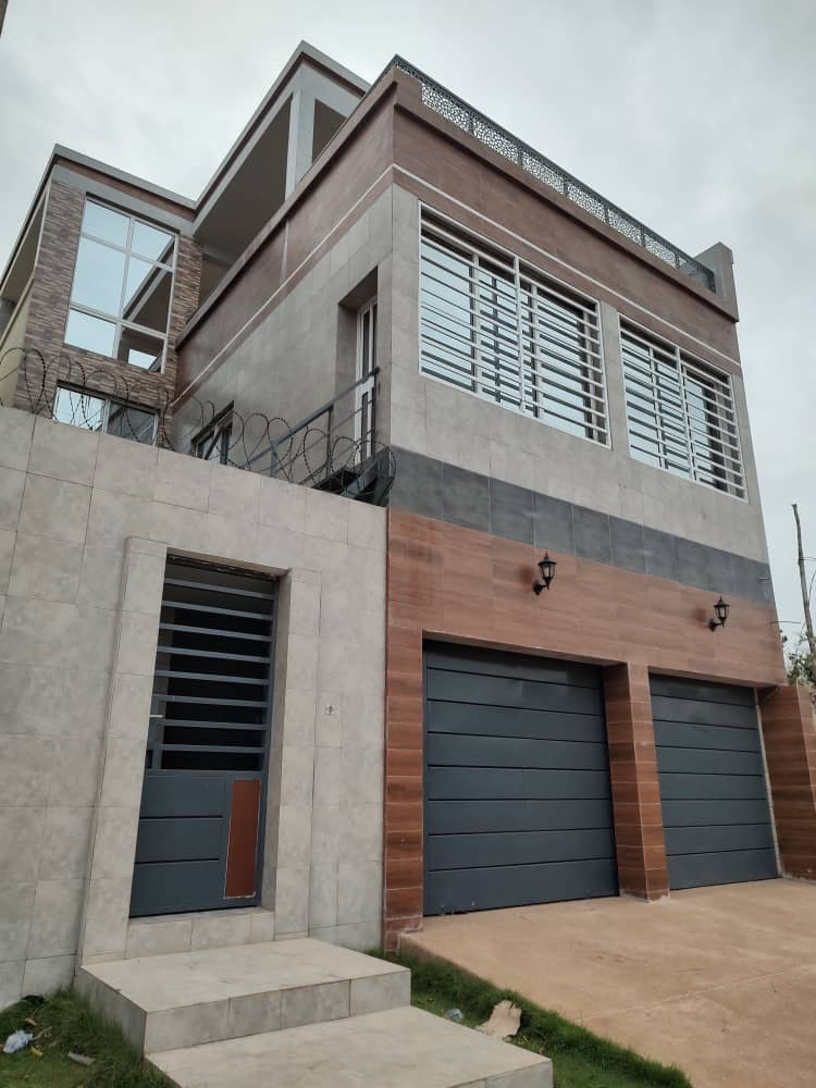 VILLA DUPLEX 6 PIÈCES À VENDRE À HEDZRANAWOÉ – 300 m² | TITRE FONCIER
