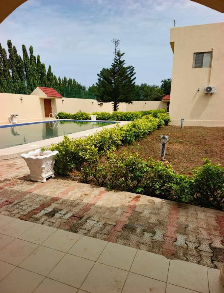 VILLA DUPLEX 6 CHAMBRES AVEC PISCINE À LOUER À TOGO 2000