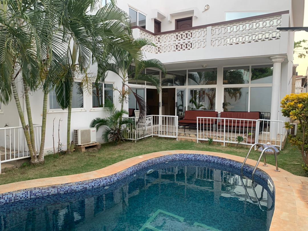 À LOUER – VILLA MEUBLÉE DE 6 CHAMBRES AVEC PISCINE À AVÉDJI AMETOSSIMÉ | 1 000 000 FCFA/MOIS