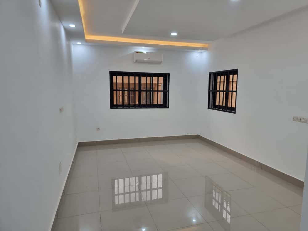 VILLA 7 PIÈCES À LOUER À ADIDOGOMÉ AMADAHOMÉ – 700.000 FCFA