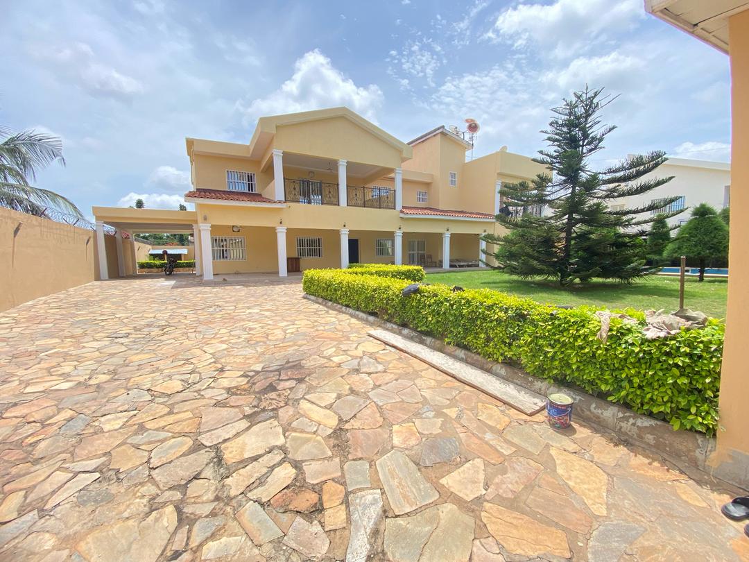 UNE VILLA À LOUER DANS LA CITÉ OUA (5 CHAMBRES, 3 DÉPENDANCES, PISCINE)