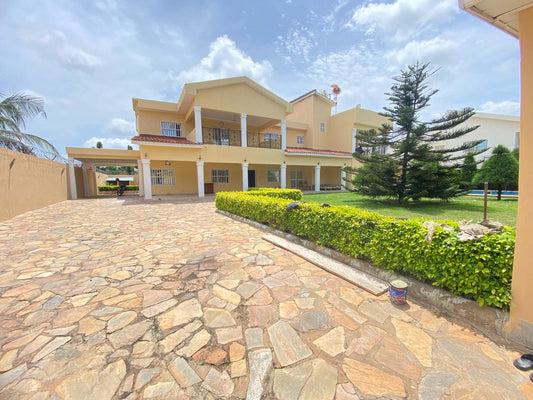UNE VILLA À LOUER DANS LA CITÉ OUA (5 CHAMBRES, 3 DÉPENDANCES, PISCINE)