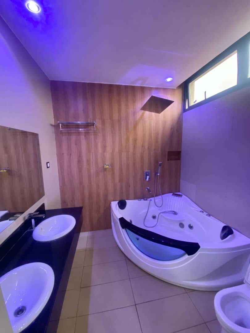 À LOUER – VILLA MEUBLÉE DE 5 PIÈCES AVEC PISCINE ET JARDIN À AGOÈ FIL O PARK – 1.000.000F CFA/MOIS