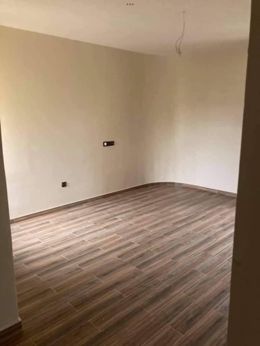 VILLA DUPLEX 10 PIÈCES À LOUER À ADÉWUI – NON LOIN DE L’IMMEUBLE MAJOREL