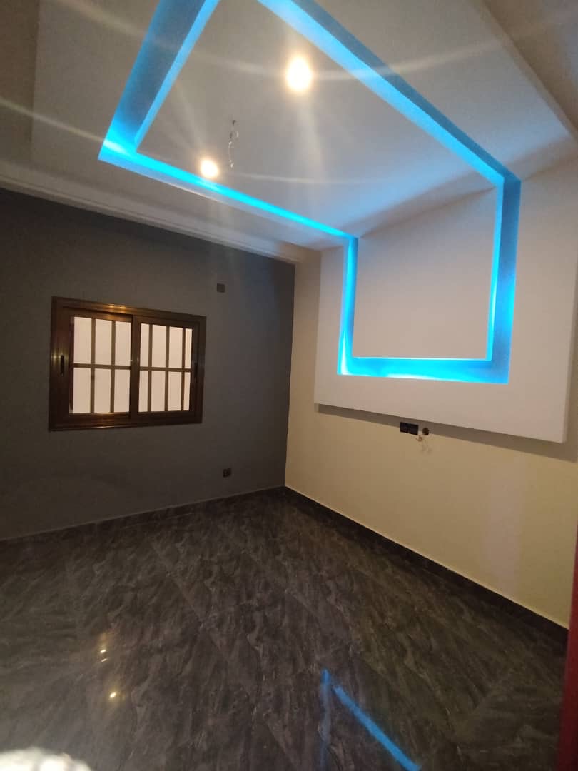 À LOUER : VILLA DUPLEX DE 9 PIÈCES À ADIDOGOMÉ – 700.000F/MOIS