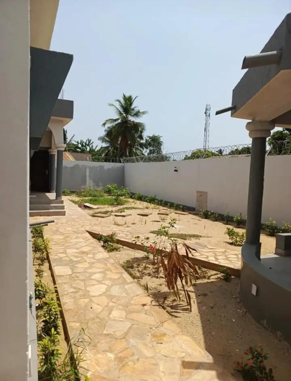 VILLA DE 4 CHAMBRES À VENDRE À  LOMÉ - AGOÈ SOGBOSSITO – 450M² ANGLE RUE