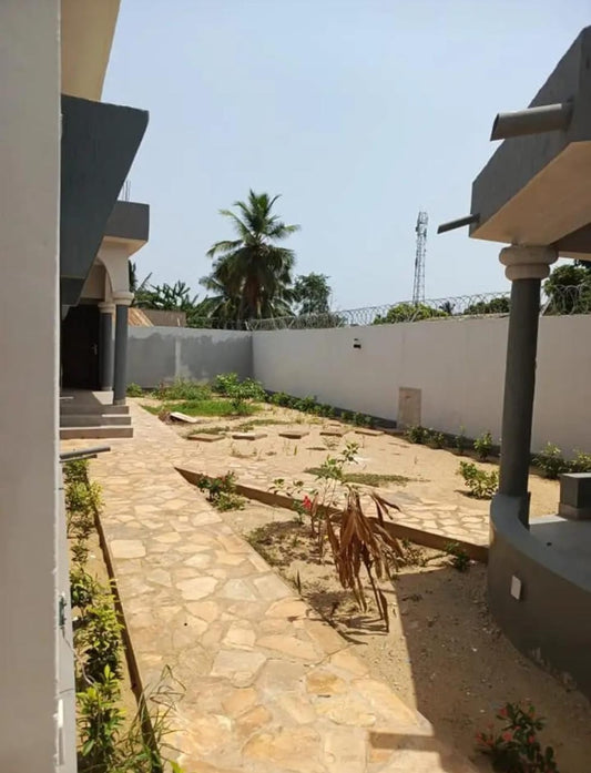 VILLA DE 4 CHAMBRES À VENDRE À  LOMÉ - AGOÈ SOGBOSSITO – 450M² ANGLE RUE