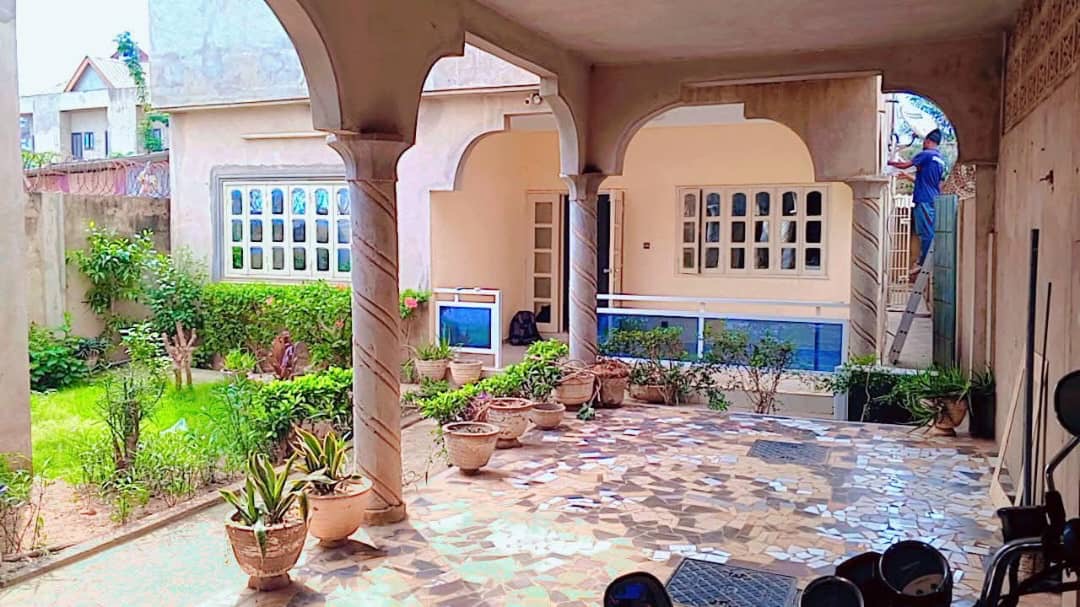 VILLA DUPLEX À VENDRE À AGOÈ – 6 CHAMBRES, 2 SALONS – 55 MILLIONS (FRAIS INCLUS)