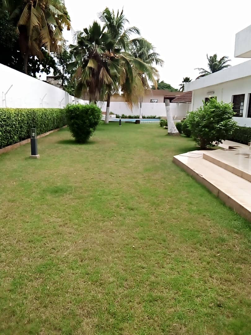 UNE VILLA DE 9 PIÈCES À VENDRE DANS LA CAISSE (RÉSIDENCE DU BÉNIN)