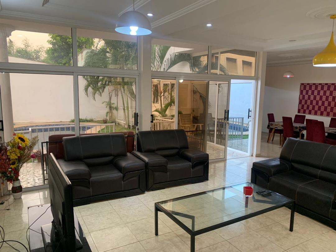 À LOUER – VILLA MEUBLÉE DE 6 CHAMBRES AVEC PISCINE À AVÉDJI AMETOSSIMÉ | 1 000 000 FCFA/MOIS