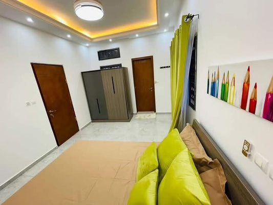 À LOUER – VILLA MEUBLÉE 5 PIÈCES (3 CHAMBRES, 2 SALONS) HAUT STANDING À AGOE RÉSERVE