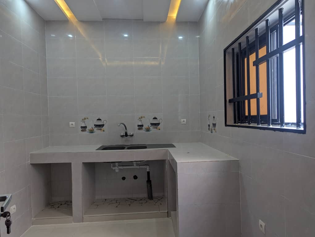 À VENDRE – VILLA 4 PIÈCES (3 CHAMBRES + SALON) AVEC TITRE FONCIER DANS LA CITÉ BAGUIDA – 105 MILLIONS FCFA