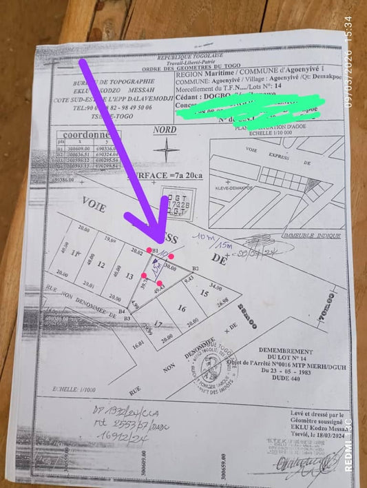 Terrain avec 2 magasins en vente en bordure du goudron à Agoè Demakpoè – 25 millions FCFA