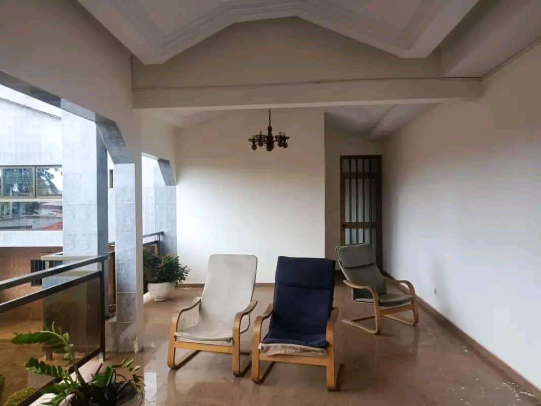Villa 10 chambres en vente à Gblinkomé Totsi – 350 millions FCFA