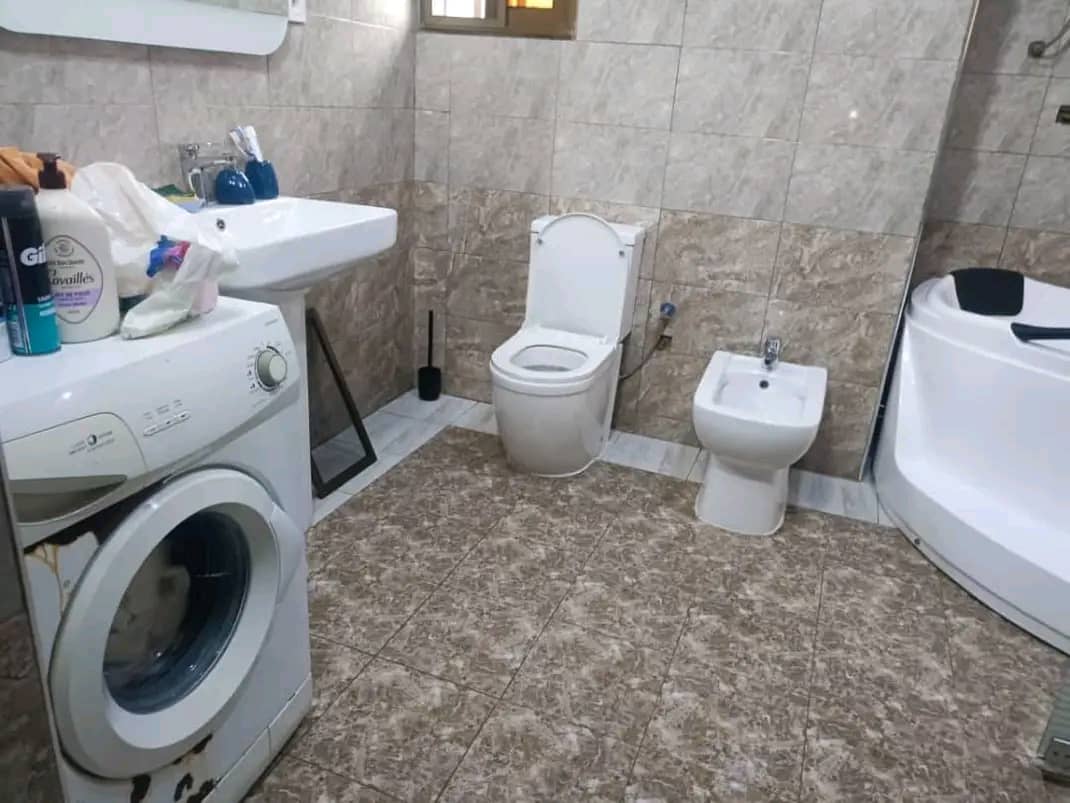 Villa 10 chambres en vente à Gblinkomé Totsi – 350 millions FCFA