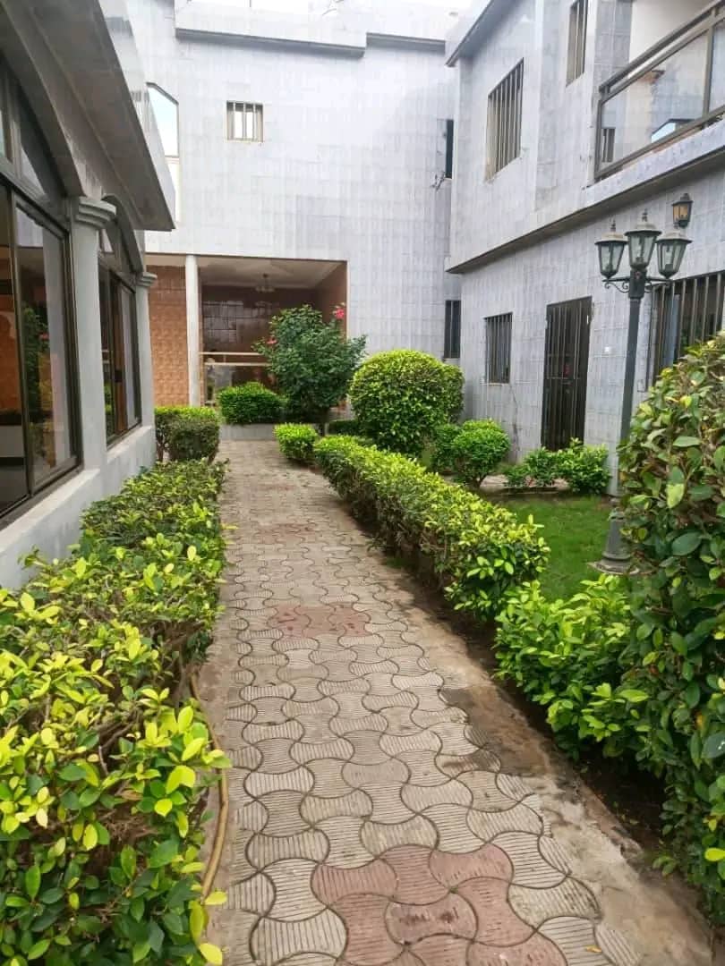 Villa 10 chambres en vente à Gblinkomé Totsi – 350 millions FCFA
