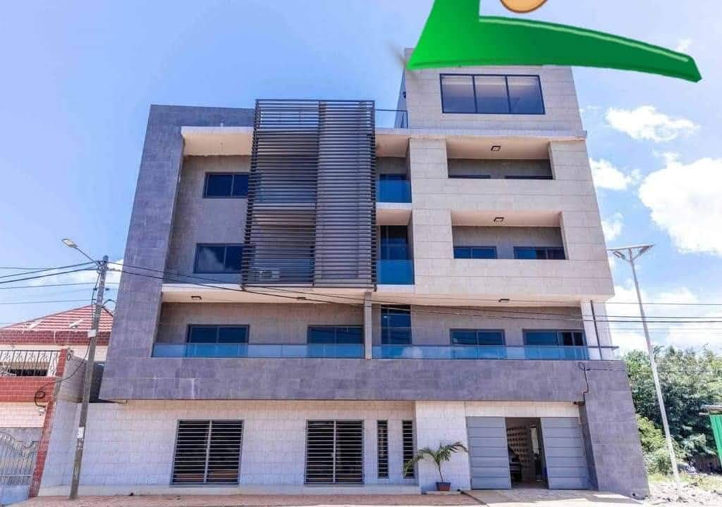 GRAND IMMEUBLE COMMERCIAL À VENDRE À LOMÉGAN – 600 m² | TITRE FONCIER