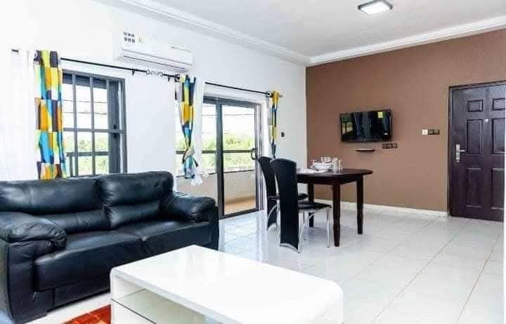 GRAND IMMEUBLE COMMERCIAL À VENDRE À LOMÉGAN – 600 m² | TITRE FONCIER