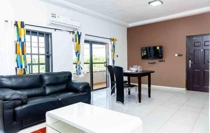GRAND IMMEUBLE COMMERCIAL À VENDRE À LOMÉGAN – 600 m² | TITRE FONCIER