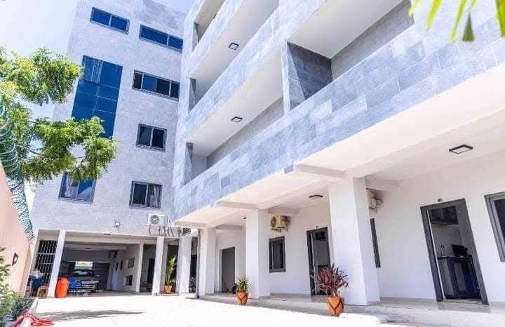 GRAND IMMEUBLE COMMERCIAL À VENDRE À LOMÉGAN – 600 m² | TITRE FONCIER
