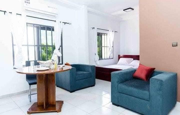 GRAND IMMEUBLE COMMERCIAL À VENDRE À LOMÉGAN – 600 m² | TITRE FONCIER