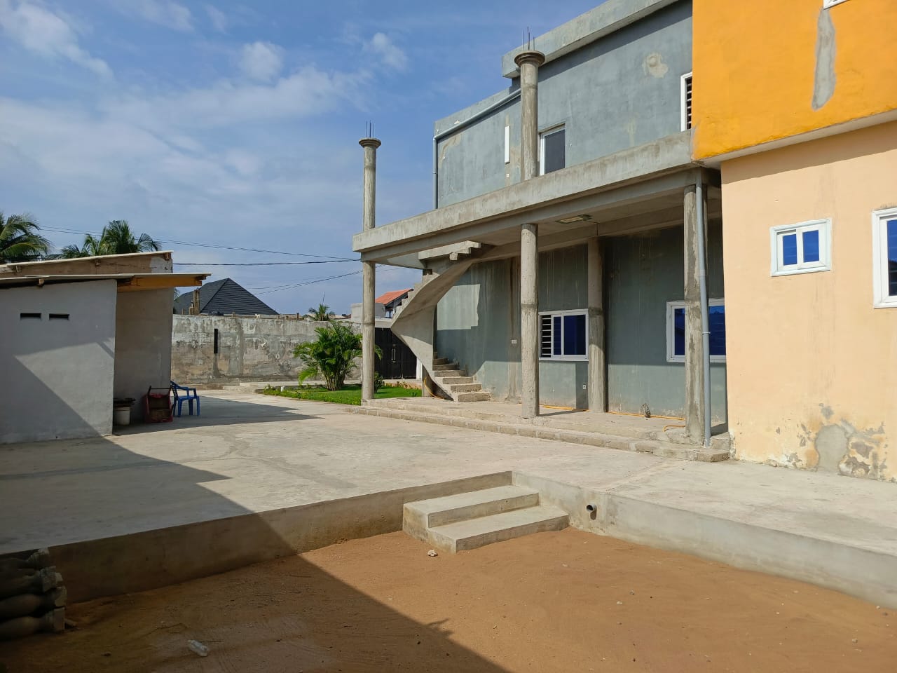À VENDRE – VILLA DUPLEX DE 8 PIÈCES SUR 600m² À KPOGAN ZOGBÉDJI