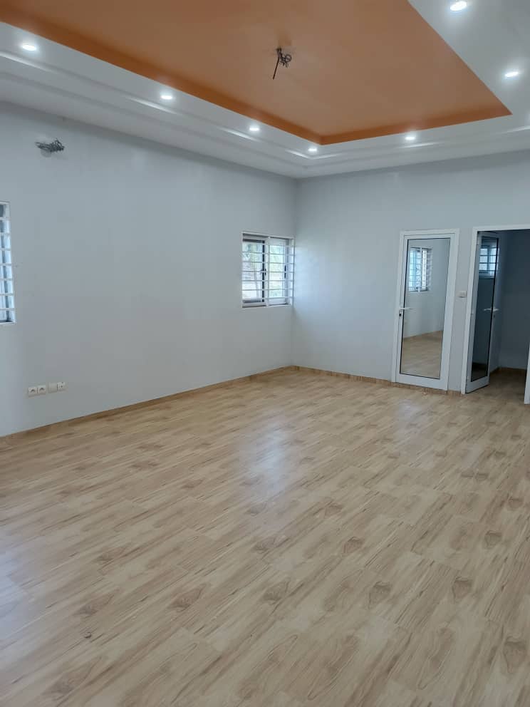 À VENDRE – VILLA DUPLEX DE 8 PIÈCES SUR 600m² À KPOGAN ZOGBÉDJI