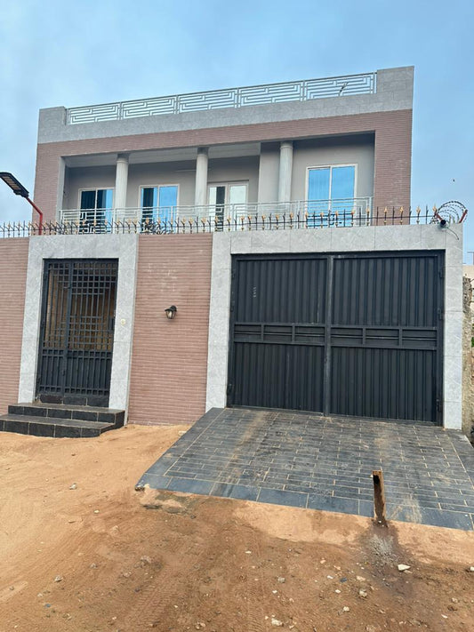 À VENDRE – VILLA DUPLEX DE 9 PIÈCES SUR DEMI-LOT À AGOÈ ATCHANVÉ