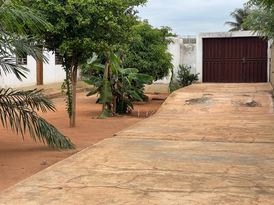 VILLA DE 4 PIÈCES À VENDRE À SÉGBÉ AKATO – 600M DU GOUDRON