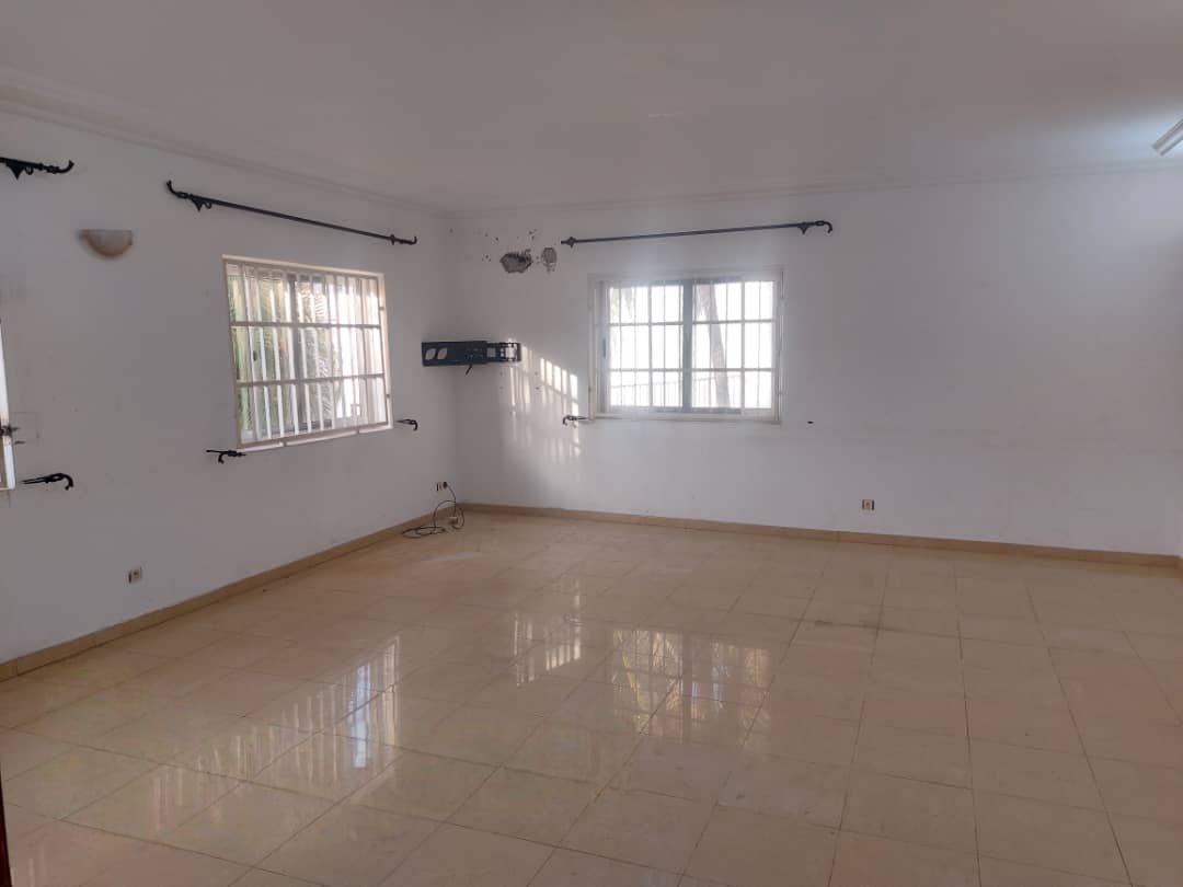 VILLA DE 7 PIÈCES À VENDRE À BAGUIDA SUR 5 LOTS