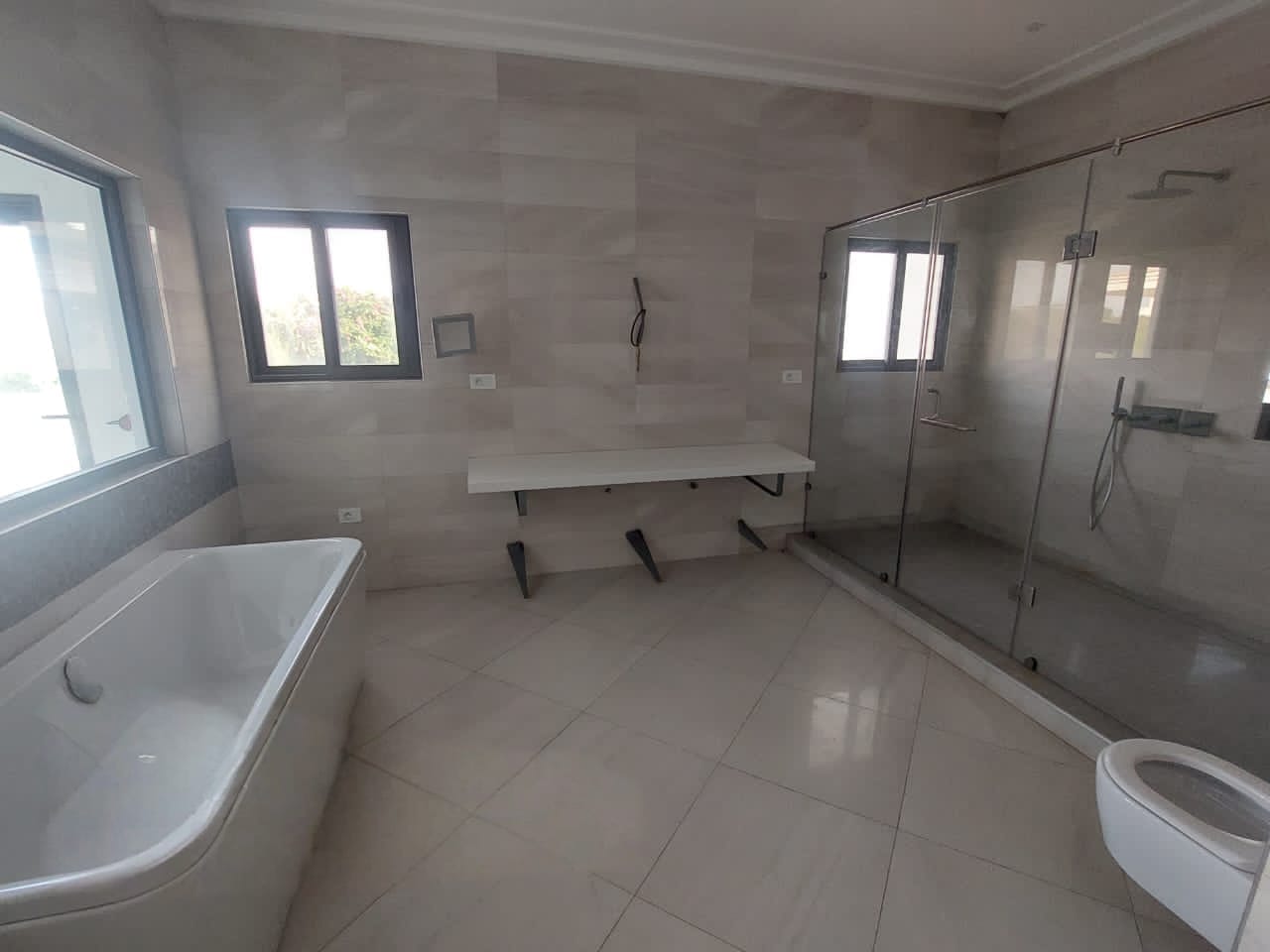 VILLA DE 7 PIÈCES À VENDRE À BAGUIDA SUR 5 LOTS