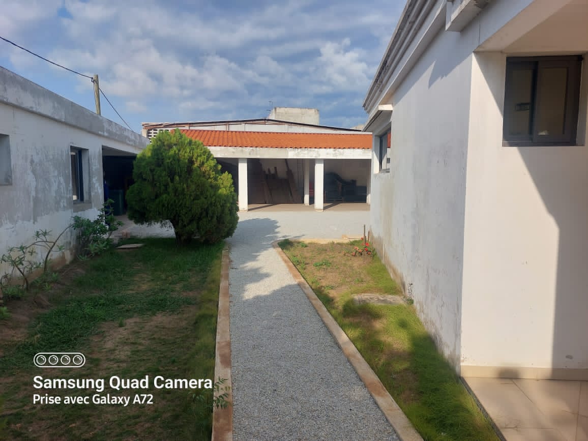 VILLA DE 7 PIÈCES À VENDRE À BAGUIDA SUR 5 LOTS