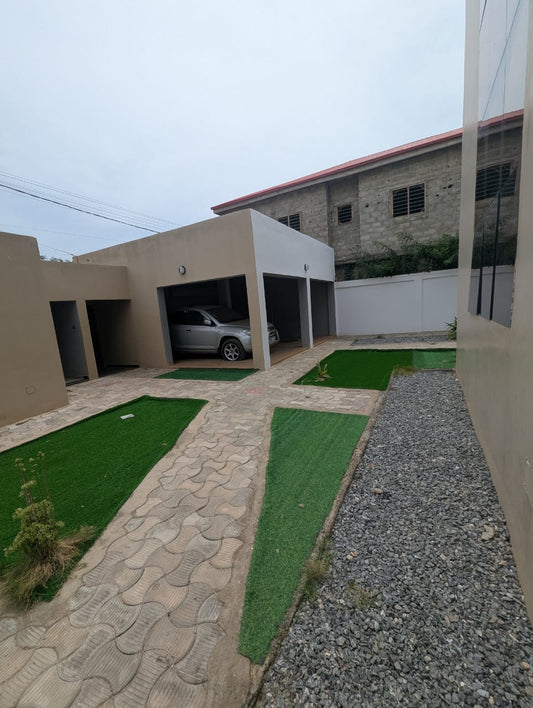À VENDRE – VILLA DUPLEX AVEC PISCINE À AGODÉKÉ (155 MILLIONS FCFA)